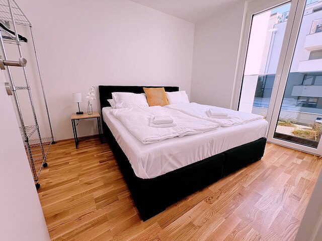 アパートメンツ ネクスト トゥ パブリック トランスポート GG13