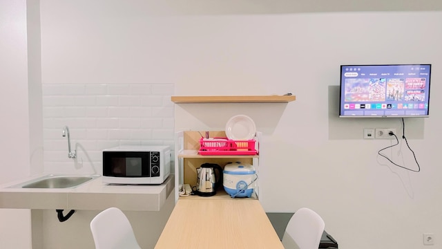 ウォーム アンド シンプリー スタジオ (ノー キッチン) バンダラヤ - タラサ シティ マカッサル アパートメント