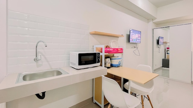 ウォーム アンド シンプリー スタジオ (ノー キッチン) バンダラヤ - タラサ シティ マカッサル アパートメント