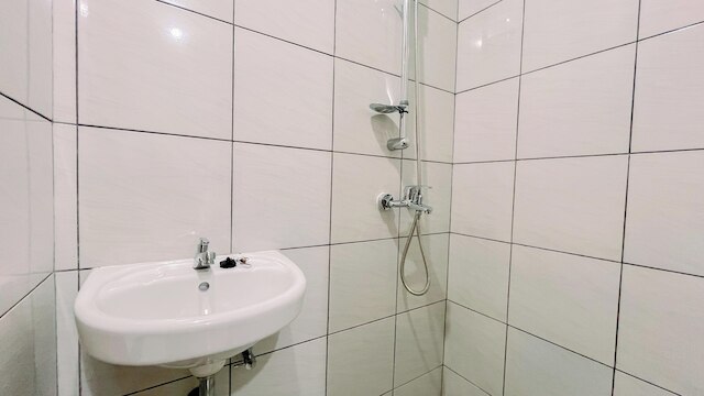 ウォーム アンド コンフィ スタジオ アパートメント (ノー キッチン) バンダラヤ - タラサ シティ マカッサル