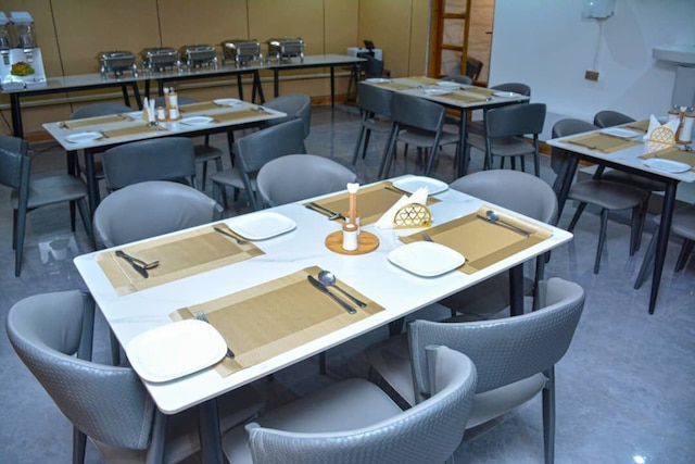 ユニーク ロイヤル ホテル アンド スイーツ