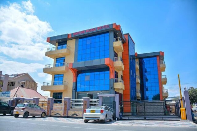 ユニーク ロイヤル ホテル アンド スイーツ