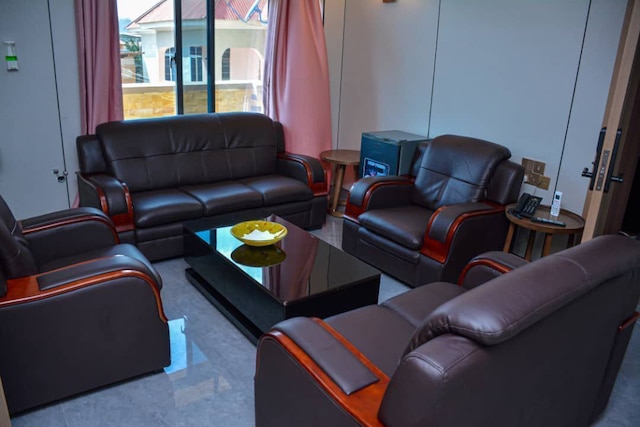 ユニーク ロイヤル ホテル アンド スイーツ