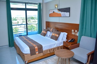 ユニーク ロイヤル ホテル アンド スイーツ