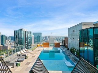 ニュー 1 ベッドルーム コンド オン レイニー ストリート ルーフトップ プール