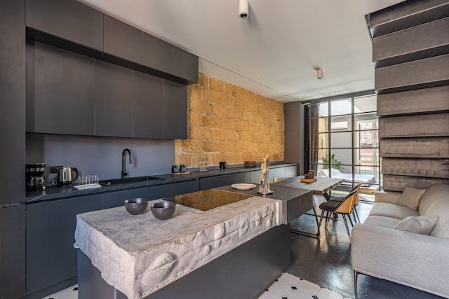 グレー ハウス イン ズィーサ バイ ワンダフルイタリー