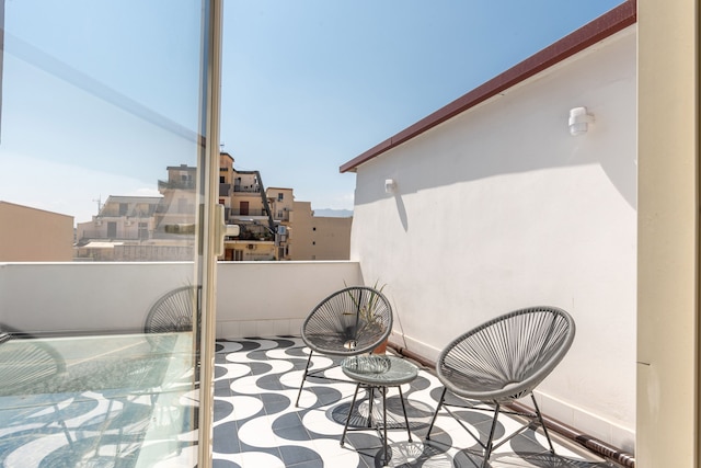 グレー ハウス イン ズィーサ バイ ワンダフルイタリー