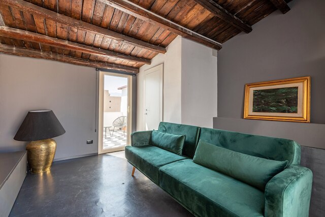 グレー ハウス イン ズィーサ バイ ワンダフルイタリー