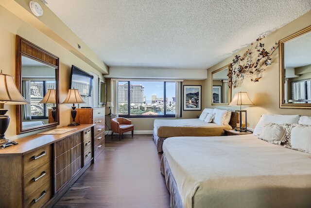 アウトスタンディング ジョッキー クラブ コンドス オン ザ ストリップ