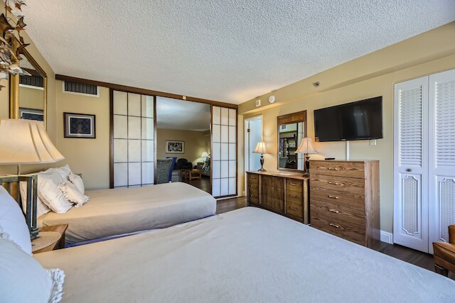 アウトスタンディング ジョッキー クラブ コンドス オン ザ ストリップ