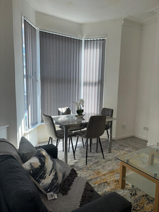 ラックス スペーシャス 5 ベッド ハウス イン リバプール