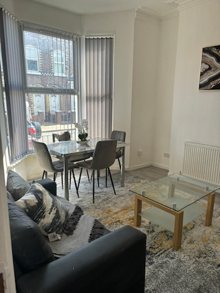 ラックス スペーシャス 5 ベッド ハウス イン リバプール