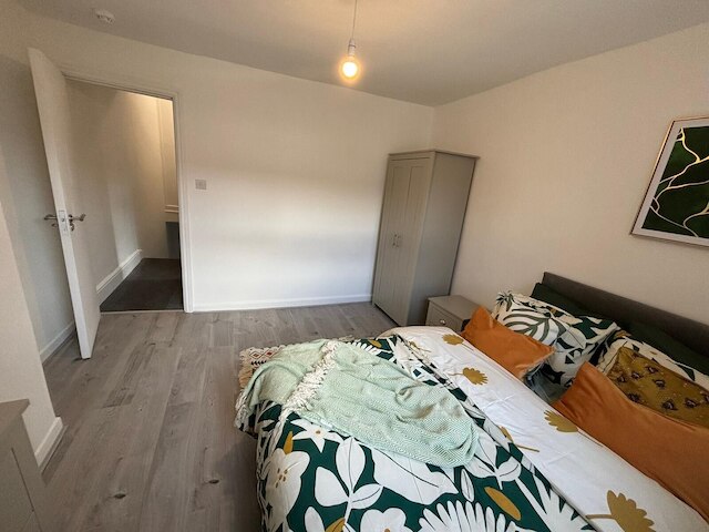 ラックス スペーシャス 5 ベッド ハウス イン リバプール