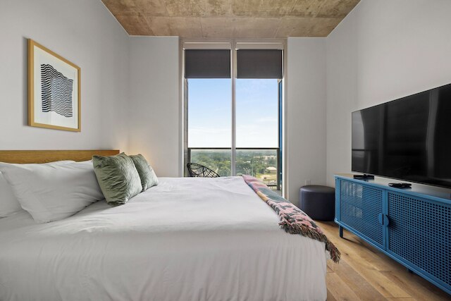 モダン レイニー ストリート オアシス ウィズ プール & ビューズ