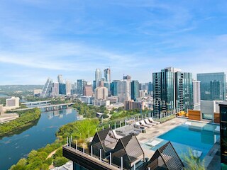 モダン レイニー ストリート オアシス ウィズ プール & ビューズ