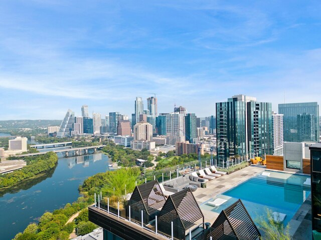 モダン レイニー ストリート オアシス ウィズ プール & ビューズ