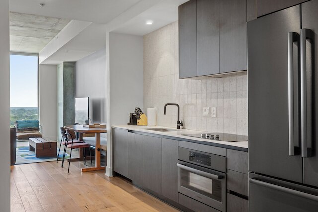 モダン レイニー ストリート オアシス ウィズ プール & ビューズ