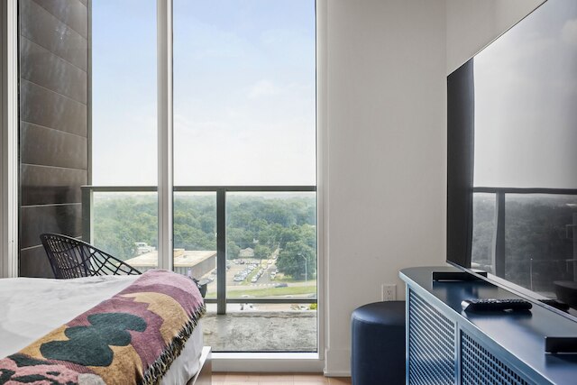 モダン レイニー ストリート オアシス ウィズ プール & ビューズ