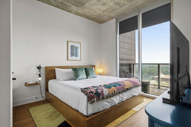 モダン レイニー ストリート オアシス ウィズ プール & ビューズ