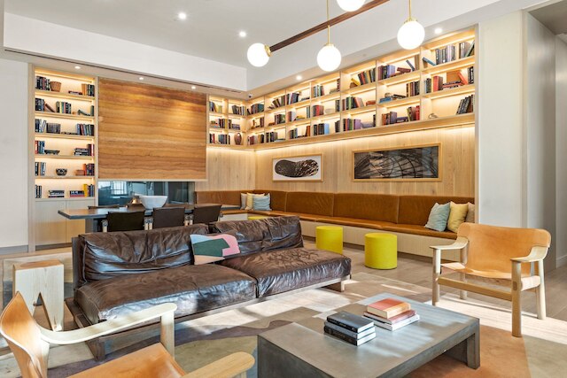 モダン レイニー ストリート オアシス ウィズ プール & ビューズ