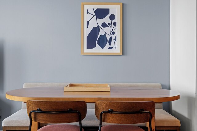 モダン レイニー ストリート オアシス ウィズ プール & ビューズ