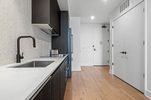 モダン レイニー ストリート オアシス ウィズ プール & ビューズ