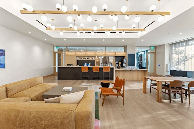 モダン レイニー ストリート オアシス ウィズ プール & ビューズ