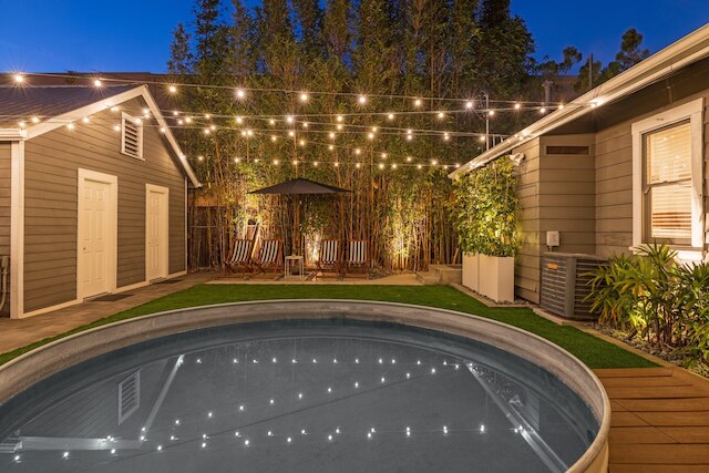 デザイナー ラックス コンパウンド ウィズ プール - ステップス トゥ ベスト ダイニング