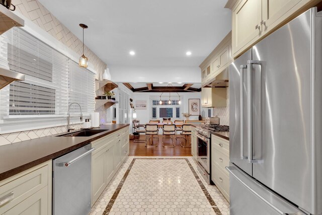 デザイナー ラックス コンパウンド ウィズ プール - ステップス トゥ ベスト ダイニング