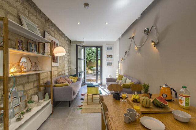 アン ジャルダン ダン ラ ヴィル - プルミエ コンシェルジュ