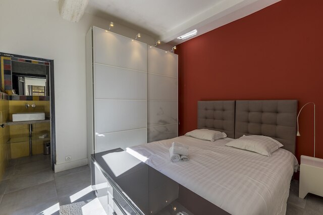 アン ジャルダン ダン ラ ヴィル - プルミエ コンシェルジュ