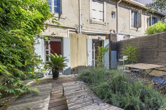 アン ジャルダン ダン ラ ヴィル - プルミエ コンシェルジュ