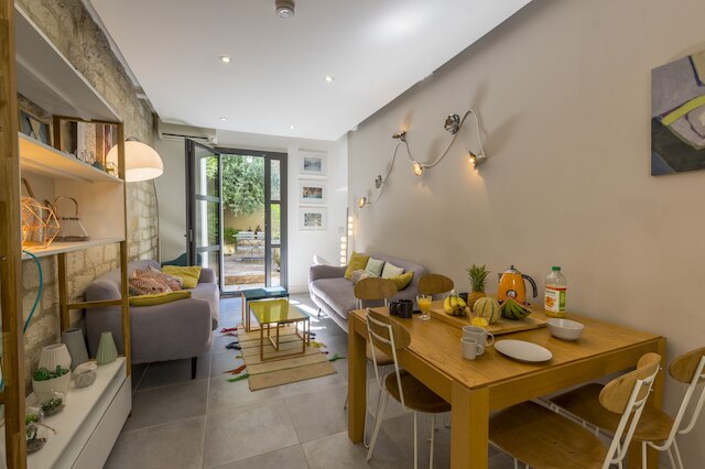 アン ジャルダン ダン ラ ヴィル - プルミエ コンシェルジュ