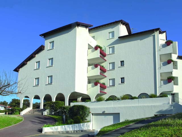 インバイティング アパートメント ウィズ バルコニー