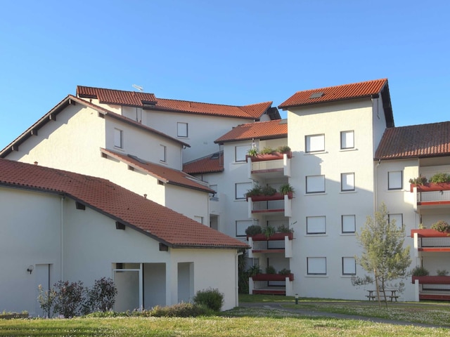 インバイティング アパートメント ウィズ バルコニー