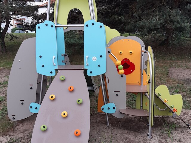 インバイティング アパートメント ウィズ バルコニー