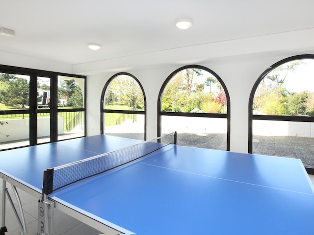 インバイティング アパートメント ウィズ バルコニー