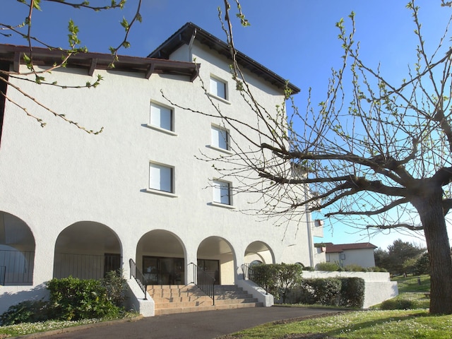 インバイティング アパートメント ウィズ バルコニー