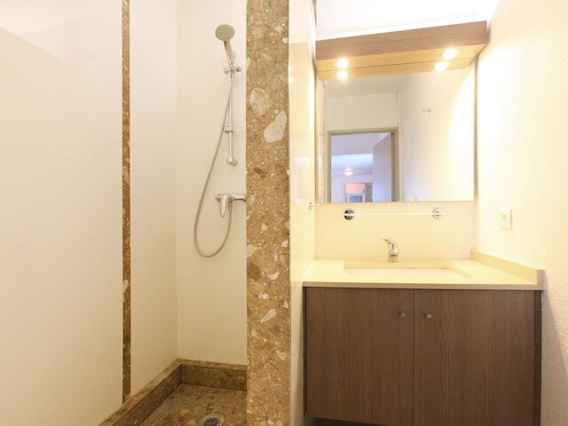 インバイティング アパートメント ウィズ バルコニー