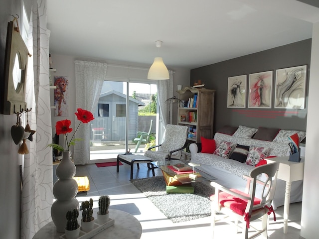 モダンハウス ノット ファー フロム モン サン ミシェル