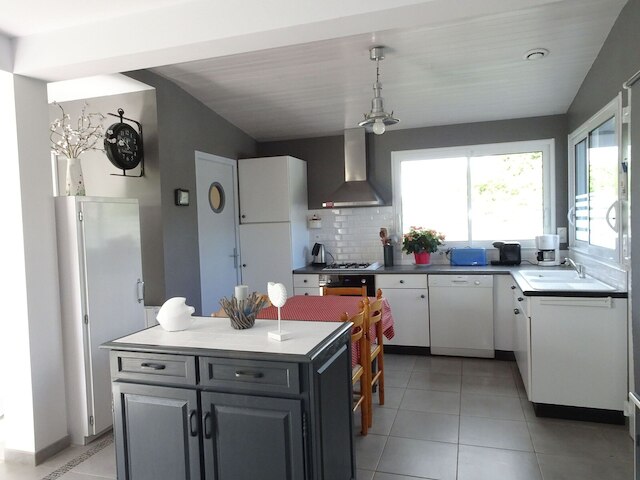 モダンハウス ノット ファー フロム モン サン ミシェル