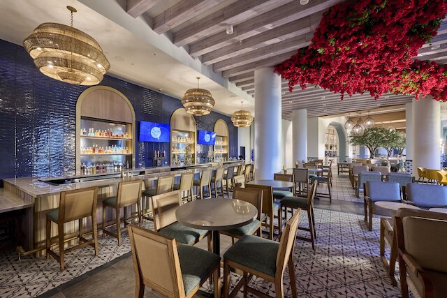 ユニバーサルズ ヘリオス グランド ホテル、ア ロウズ ホテル