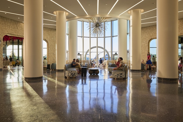 ユニバーサルズ ヘリオス グランド ホテル、ア ロウズ ホテル