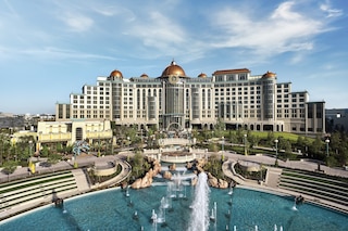 ユニバーサルズ ヘリオス グランド ホテル、ア ロウズ ホテル