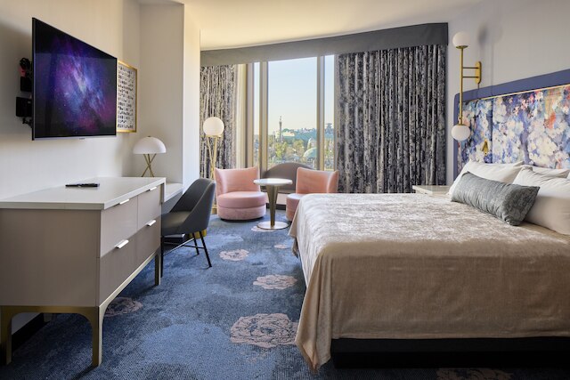 ユニバーサルズ ヘリオス グランド ホテル、ア ロウズ ホテル