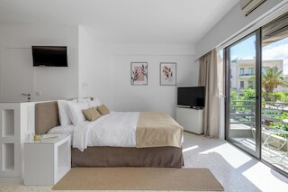 モモ スイーツ アクロポリス バイ オーラ ホームズ