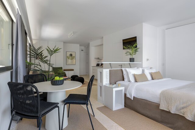 モモ スイーツ アクロポリス バイ オーラ ホームズ