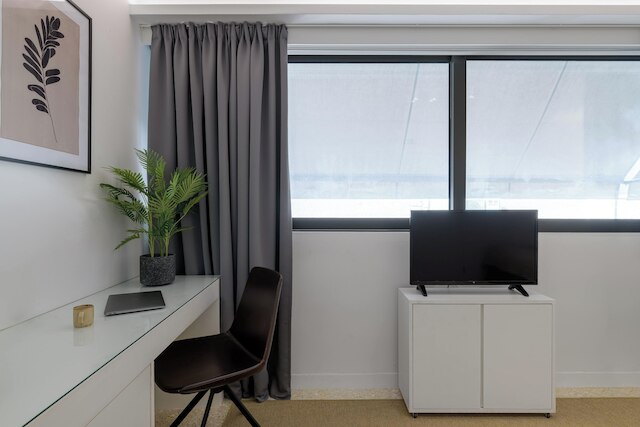 モモ スイーツ アクロポリス バイ オーラ ホームズ