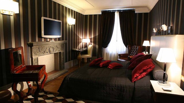 ジ イン アット ザ スパニッシュ ステップス エレガント コレクション - ザ ジュエル