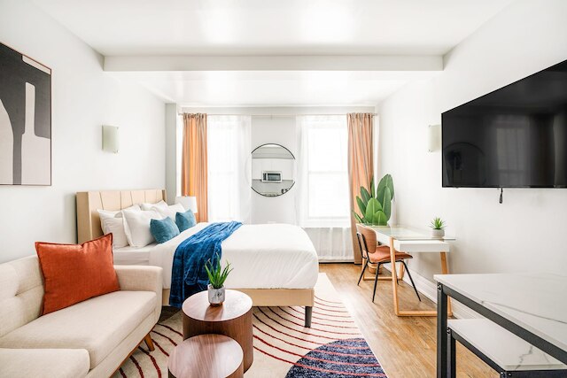 73-703 ニュー スタジオ UWS ドアマン ジム